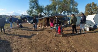 Migranti u improvizovanom kampu u Velikoj Kladuši u teškim uvjetima dočekuju zimu