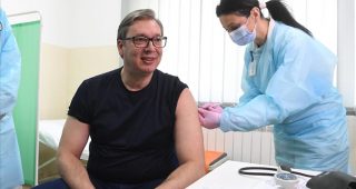 “JEDAN NA 7.000 DOZA IMA NEŽELJENU REAKCIJU” Agencija za lijekove: Na sedam miliona datih vakcina u Srbiji, zabilježeno 1.169 nuspojava