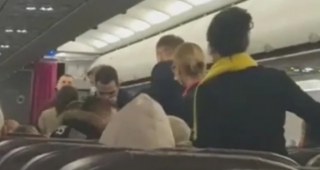 Video: Muškarac pokušao otvoriti vrata aviona na letu za Tuzlu jer nije želio putovati za Beograd