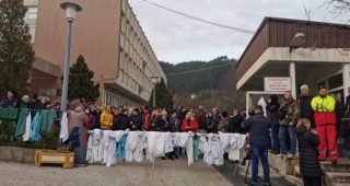Zdravstveni radnici u Konjicu objesili bijele mantile ispred bolnice
