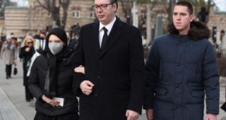 Milica i Danilo Vučić skrhani bolom, predsjednik Aleksandar sve vrijeme uz njih