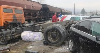 Saobraćajna nesreća u Srebreniku: Voz udario u kamion, jedna osoba povrijeđena