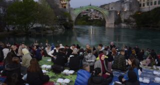 Hiljadu mladih na iftaru ispod Starog mosta