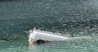 Stravična nesreća: Cisterna sletjela u jezero kod Drežnice