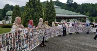 Prvi put u Srebrenici: Majke i preživjele žrtve okupljanjem podsjetile na genocid