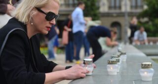 Svijeće za žrtve Srebrenice ispred Vučićevog kabineta