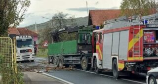 Tragedija u Bihaću: Drvo palo na kabinu kamiona, vozač poginuo