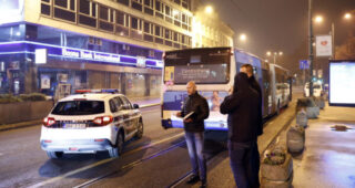 Foto: Policija utvrđuje da li je pucano na autobus u centru Sarajeva