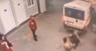Video/Dramatične scene u bh. gradu: Pijani mladić tukao uposlenike Hitne pomoći, među njima i žene, jedna uposlenica mu se suprotstavila…