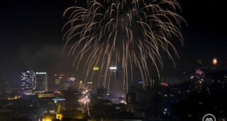 Hiljade Sarajlija i turista dočekali Novu godinu uz Dubiozu kolektiv i spektakularan vatromet