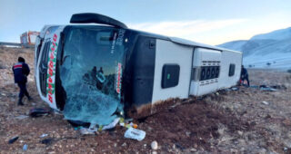 Poginulo najmanje osam osoba u prevrtanju putničkog autobusa u Turskoj