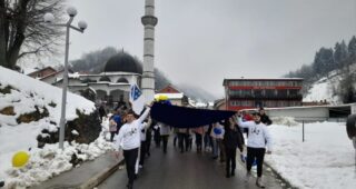 “DRAGO NAM JE DA SMO JOŠ JEDNOM POSLALI LIJEPU SLIKU”: Dan nezavisnosti BiH obilježen defileom djece u Srebrenici
