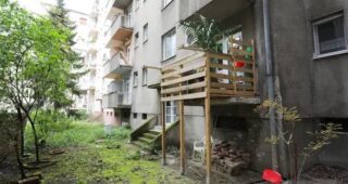 Hit na društvenim mrežama: Starica proširila balkon drvenom konstrukcijom