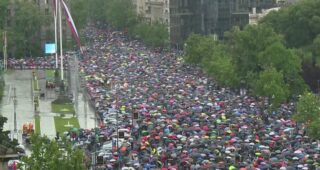 Počeli protesti u Beogradu: Građani prave prsten oko zgrade RTS-a, kiša ih nije nimalo omela