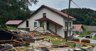 Nevrijeme u Sloveniji: Oštećeni krovovi, prozori i vozila